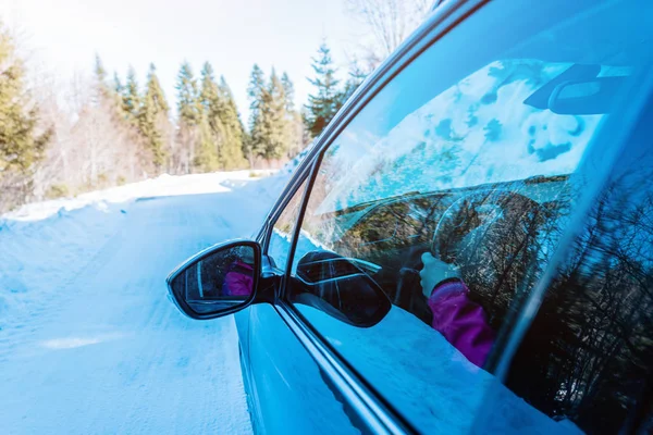 Vista Espelho Retrovisor Carro Movimento Uma Superfície Nevada Inverno Conceito — Fotografia de Stock