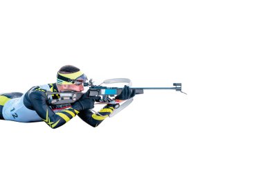 Yalıtılmış biatlon kayakçısı tüfekle atış pozisyonunda.