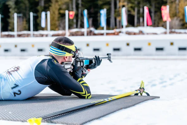 Biatleta Disparando Con Rifle Campo Tiro Carrera — Foto de Stock