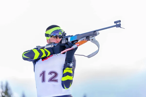 Biatleta Dispara Una Posición Pie Atleta Con Equipamiento Moderno Primer — Foto de Stock