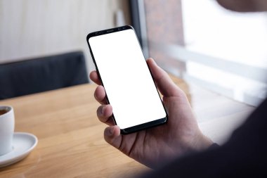 İnce kenarlı, modern siyah telefonu tutan adamın görüntüsü.