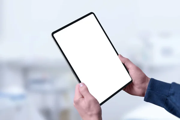 Tablet Modeli Erkek Eliyle Yakın Plan Ofis Arka Planda — Stok fotoğraf