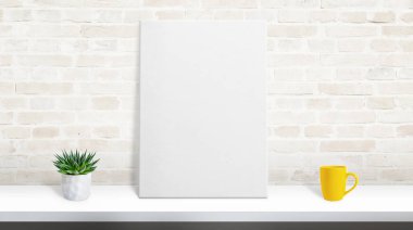 Masanın üzerinde duvara yaslanmış bir tuval modeli. Bitki ve kahve fincanı masanın üstünde. Ayrı katmanları olan sahne oluşturucu