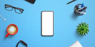 Ofis malzemeleri ile çevrili mavi ofis masasında telefon modeli. Model, web sitesi veya uygulama sunumu için izole ekran. Üst manzara, düz uzanma