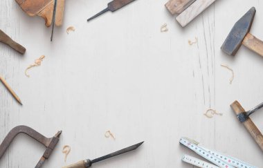 Beyaz ahşap bir masa kompozisyonu üzerinde ahşap işleme aletleri. Uzayı ortaya kopyala. Üst manzara, düz uzanma