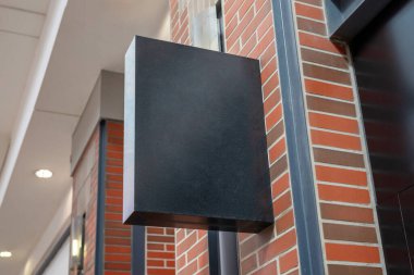 Alışveriş merkezinin tabela modeli. Dikdörtgen dikey şekil, siyah renk