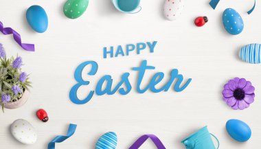 Mutlu Paskalya tebrik kartları. Paskalya süslemeleriyle çevrili 3D metin. Üst görünüm, düz konum