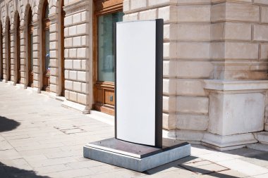 Şehir turistleri için reklam panosu modeli. Dikey pozisyonda. Arka planda eski şehir caddesi