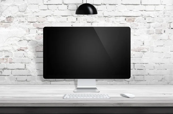 Arka planda tuğla duvar ve üstünde siyah lamba olan ahşap masa üzerinde bilgisayar görüntüsü