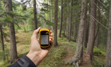 Ahrntal, İtalya - 26 Eylül 2014: Bir trekker bulutlu sonbahar günde orman yolu ile gps doğru pozisyonda bulgudur