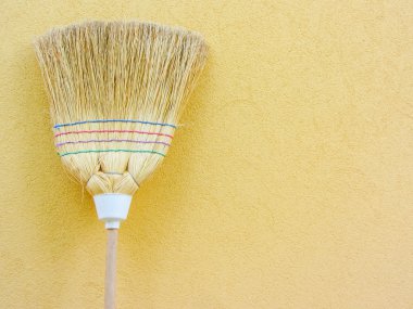 izole ülke süpürge sarı arka plan üzerinde