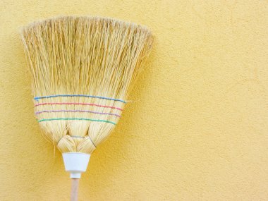 izole ülke süpürge sarı arka plan üzerinde