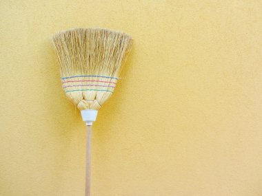 izole ülke süpürge sarı arka plan üzerinde