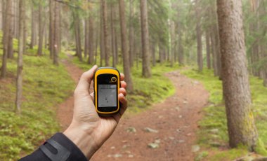 orman yolu ile gps (arka plan bulanık doğru pozisyonda bulma )