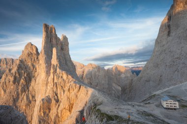 Vajolet towers de Dolomites üzerinden günbatımı