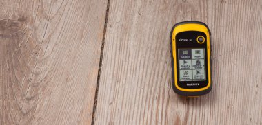 Ahrntal (Bz), İtalya - 11 Ekim 2014: Gps Garmin alıcısıdır recordind günlük bir ahşap arka plan üzerinde konumlandırma