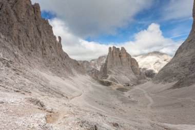 Dağ sahneleri Catinaccio alanından Dolomites