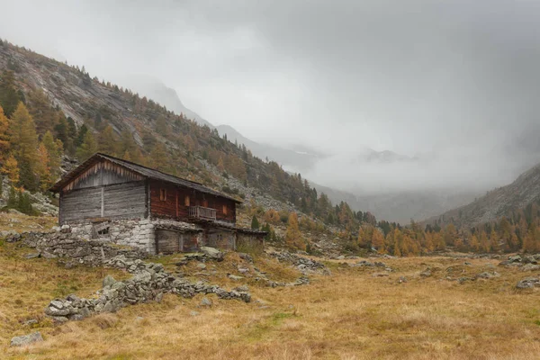 Bir dağ çayır önünde yıkılışı, kapalı bir sığınak