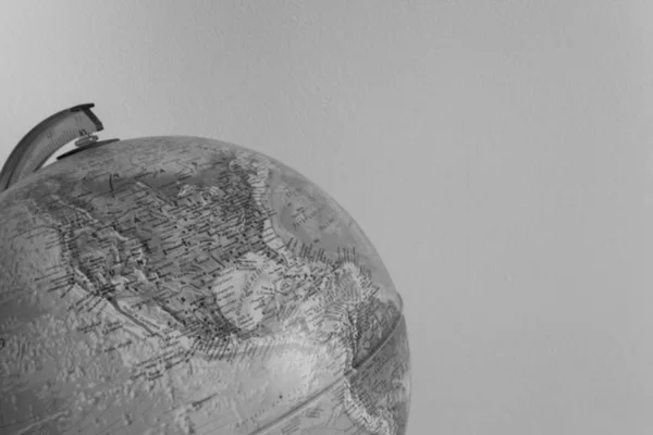 Nieostry: Globe z Mapa fizyczna na nim (efekt vintage ) — Zdjęcie stockowe