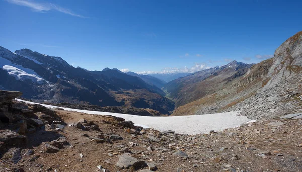 Wandelen in de Italiaanse Alpen; het is herfst met geen mensen rond — Stockfoto