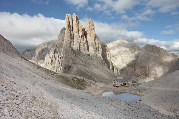 Rifugio di montagna si riflette su un piccolo lago vicino alle torri del Vajolet — Foto Stock