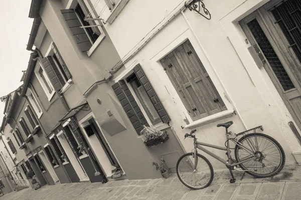 Burano Adası, Venedik (vintage etkisi uzun bir dış duvar eski Bisiklet park) — Stok fotoğraf