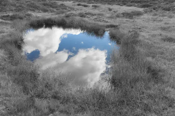 Az égbolt tükrözi magát egy kis hegyi tó — Stock Fotó