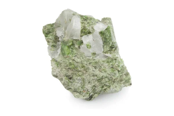 Зелений мінерал клериту і кварцу на білому фоні — стокове фото