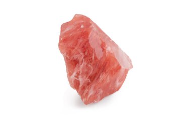 Beyaz arka planda kırmızı obsidyen