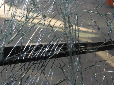 bir toplu taşıma kazada hasar kırılmaz ön cam