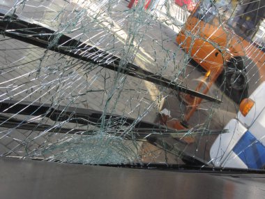 bir toplu taşıma kazada hasar kırılmaz ön cam