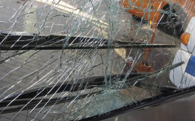 bir toplu taşıma kazada hasar kırılmaz ön cam