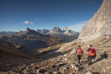 iki dağcı Dolomites Mondeval alanda yürüyüş