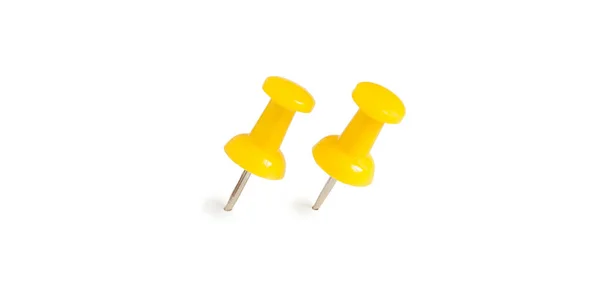 Dvě izolované žluté push piny v bílém pozadí — Stock fotografie