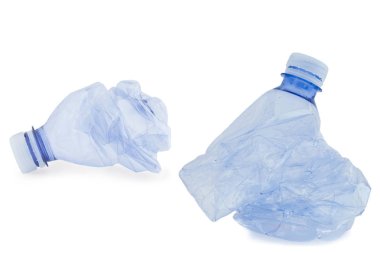 Boş mavi su şişeleri geri dönüşüm için kullanılan