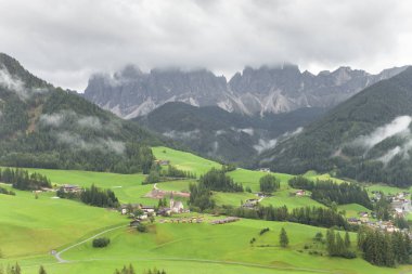 Küçük İtalyan dağ town (St. Magdalena Val di Funes Dolomites içinde )