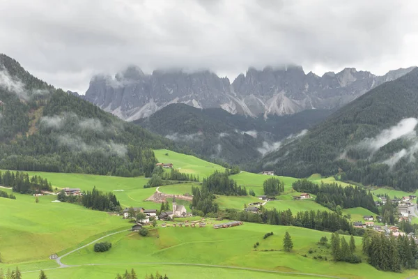 Malé italské horské městečko v Dolomitech (St. Magdalena v Val di Funes ) — Stock fotografie