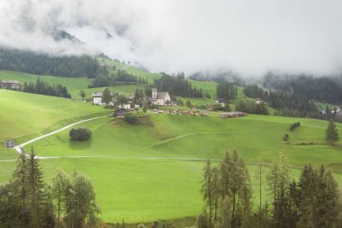 Küçük İtalyan dağ town (St. Magdalena Val di Funes Dolomites içinde )
