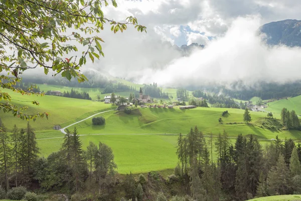 Miasteczko górskie włoski w Dolomitach (St. Magdalena w Val di Funes ) — Zdjęcie stockowe