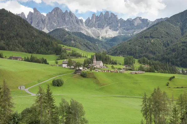 Miasteczko górskie włoski w Dolomitach (St. Magdalena w Val di Funes ) — Zdjęcie stockowe