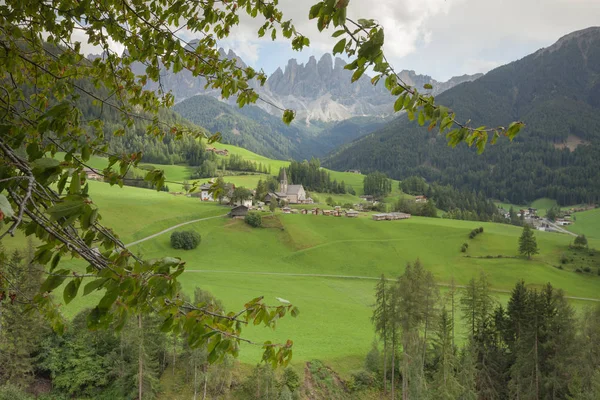 ドロミテ (ヴァル ・ ディ ・ フネスで聖マグダレナの小さなイタリア山の町 ) — ストック写真