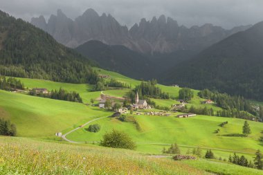 Küçük İtalyan dağ town (St. Magdalena içinde Dolomites içinde 