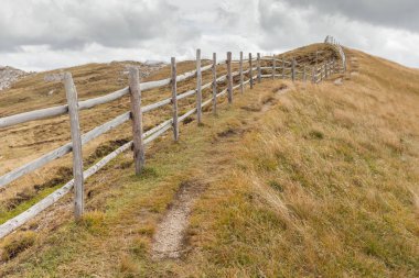 Tahta çit Val di Funes uzun bir yol