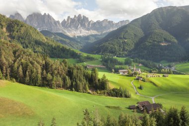 Küçük İtalyan dağ town (St. Magdalena Val di Funes Dolomites içinde )