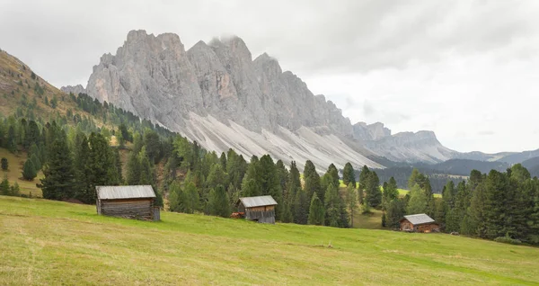 Old hayloft in a pasture in Val di Funes at fall ( Dolomites ) — Stock Photo, Image