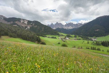 Küçük İtalyan dağ town (St. Magdalena Val di Funes Dolomites içinde )
