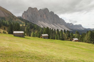 Val di Funes bir mera sonbahar (Dolomites, eski samanlıkta )