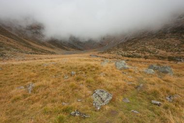 dağ çayır alçak bulutlar ile sonbahar