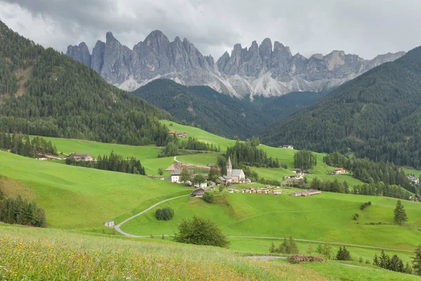 Küçük İtalyan dağ town (St. Magdalena içinde Dolomites içinde 