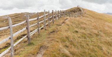 Tahta çit Val di Funes uzun bir yol